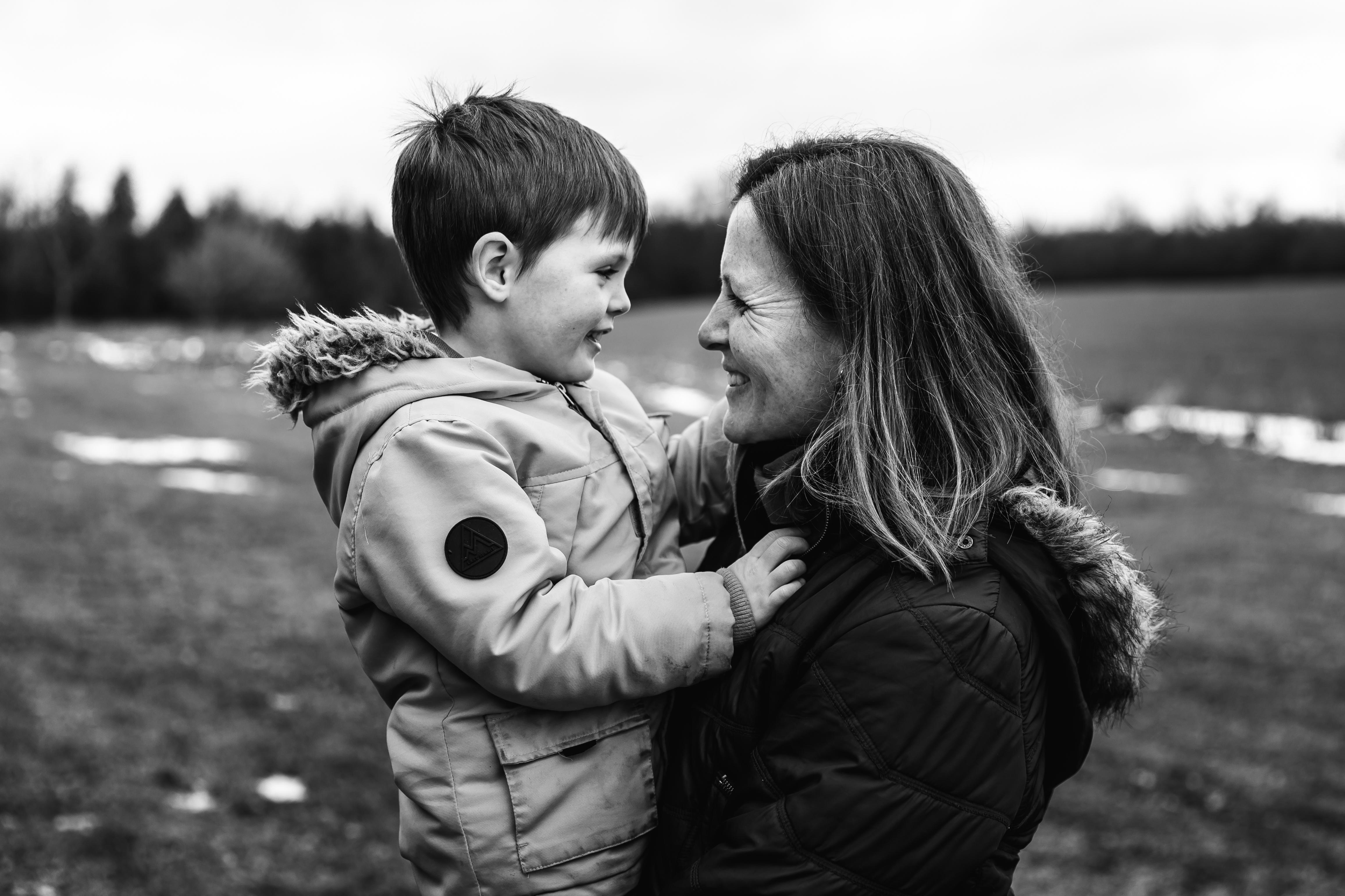 Une femme souriante, garçon dans les bras