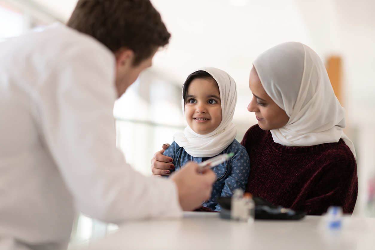 Une maman et son enfant avec un médecin